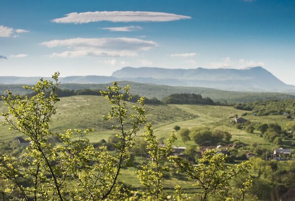 Вид на гору Чатыр-Даг и село Клиновка со стороны села Курцы Симферопольского района Крыма