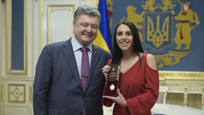 Президент Украины Петр Порошенко и певица Джамала во время вручения госнаграды в Киеве. Архивное фото