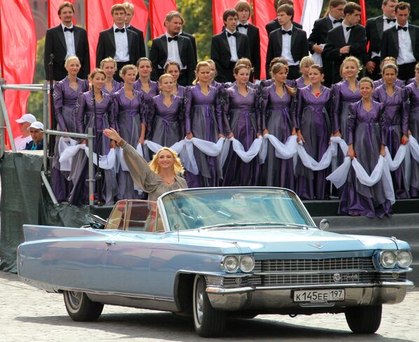Певица Кристина Орбакайте приветствует зрителей на Красной площади на открытии Дня города