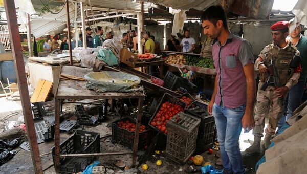 На месте двойного взрыва на рынке в Багдаде. Ирак, 17 мая 2016