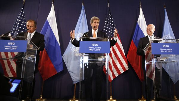 Глава МИД РФ Сергей Лавров и госсекретарь США Джон Керри во время переговоров по Сирии в Вене, Австрия