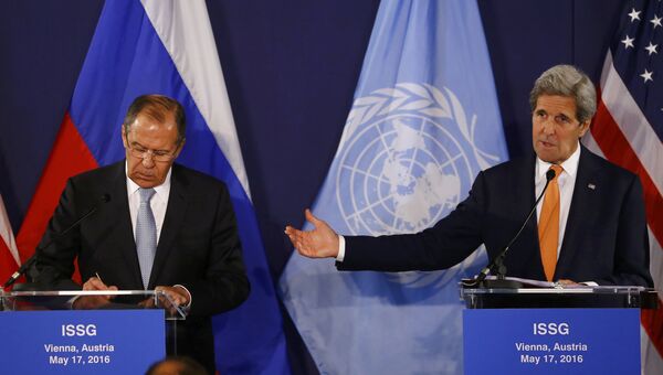 Глава МИД РФ Сергей Лавров и госсекретарь США Джон Керри во время переговоров по Сирии в Вене, Австрия