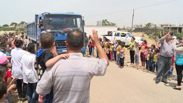Сирийские дети радостными криками встречали грузовики с гумпомощью РФ в Хомсе