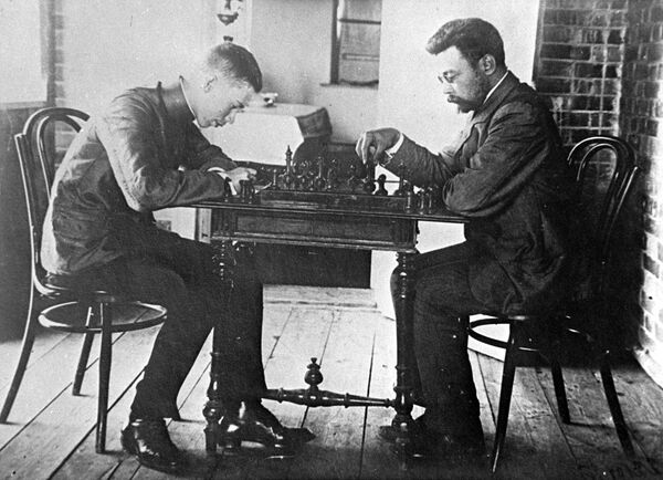 Композитор Сергей Сергеевич Прокофьев играет партию в шахматы. 1907 или 1908 год