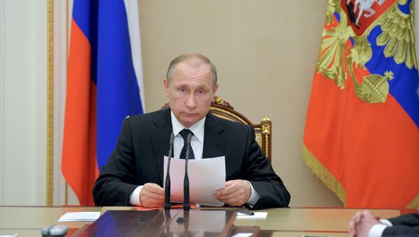 Президент России Владимир Путин проводит совещание с постоянными членами Совета безопасности РФ в Кремле