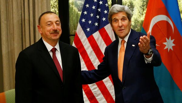Президент Азербайджана Ильхам Алиев и Госсекретарь США Джон Керри во время встречи в Вене