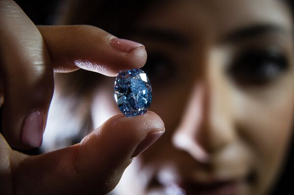 10,10-каратный голубой бриллиант, самый большой в своем роде на пресс-просмотре в Лондоне