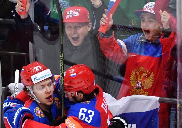 Игроки сборной России Артемий Панарин и Евгений Дадонов радуются забитому голу в матче группового этапа чемпионата мира по хоккею между сборными командами России и Швеции