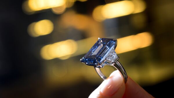 Яркий голубой бриллиант весом 14,62 карата на пресс-превью Christies's в Женеве