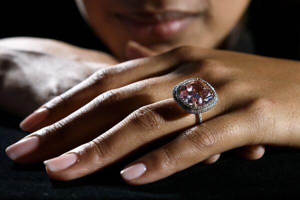 Кольцо с 16-тикаратным розовым бриллиантом продали на аукционе в Швейцарии