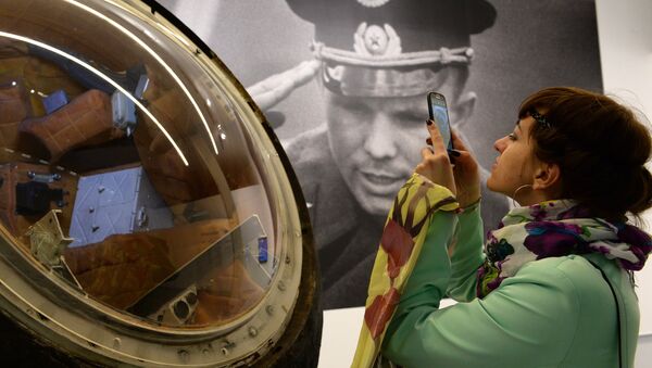 Посетительница у спускаемого аппарата корабля Восток-1 Юрия Гагарина в рамках выставки Русский космос