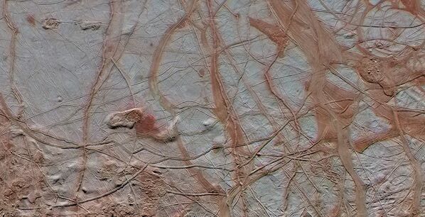 Ледяная поверхность спутника Юпитера Европы, снятая автоматическим космическим аппаратом НАСА Галилео