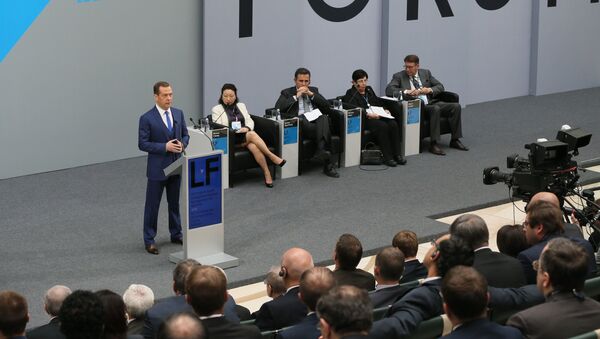 Председатель правительства России Дмитрий Медведев выступает на пленарном заседании Доверие к праву — путь разрешения глобальных кризисов VI Петербургского международного юридического форума в Санкт-Петербурге. 18 мая 2016