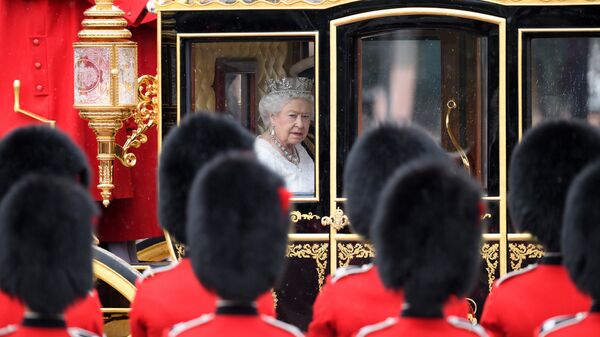 Королева Великобритании Елизавета II перед выступлением в Палате лордов британского парламента