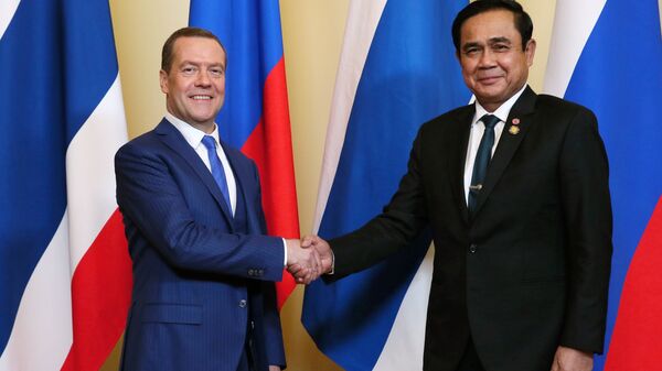 Председатель правительства России Дмитрий Медведев и премьер-министр Таиланда Прают Чан-оча во время встречи в Санкт-Петербурге. 18 мая 2016