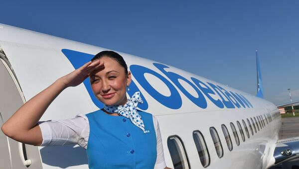 Стюардесса на трапе у самолета российской авиакомпании Победа. Архивное фото