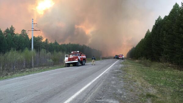 Лесной пожар угрожает перейти на два поселка в Свердловской области
