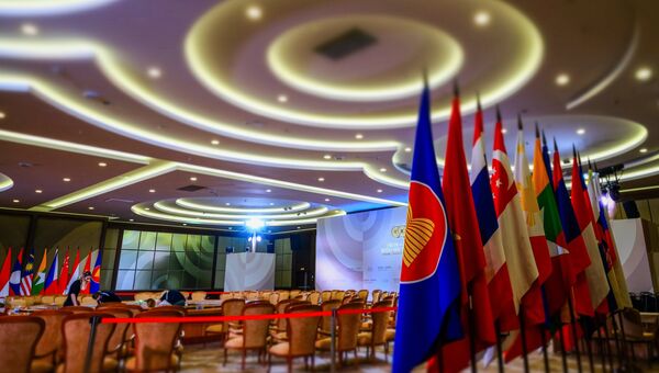 Флаги в конгресс-центре в Сочи, в котором пройдут мероприятия саммита Россия — АСЕАН