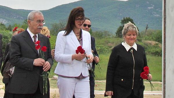 Группа итальянских парламентариев в Крыму. Журналист Джульетто Кьеза  (слева)