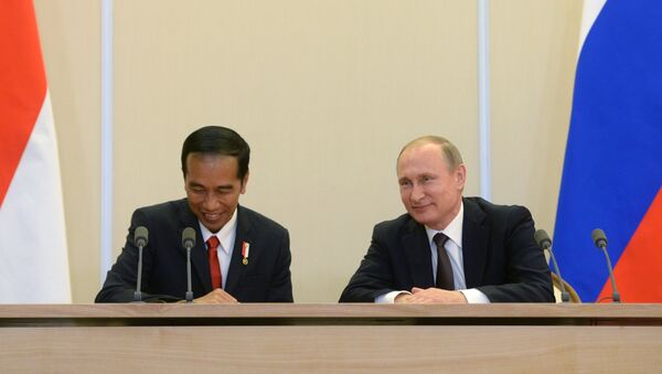 Президент Российской Федерации Владимир Путин и президент Республики Индонезии Джоко Видодо во время церемонии подписания документов в резиденции Бочаров ручей в Сочи