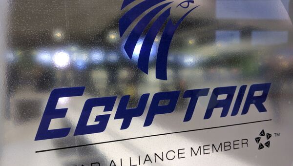 Табличка авиакомпании EgyptAir в аэропроту Шарь-де-Голль в Париже, Франция