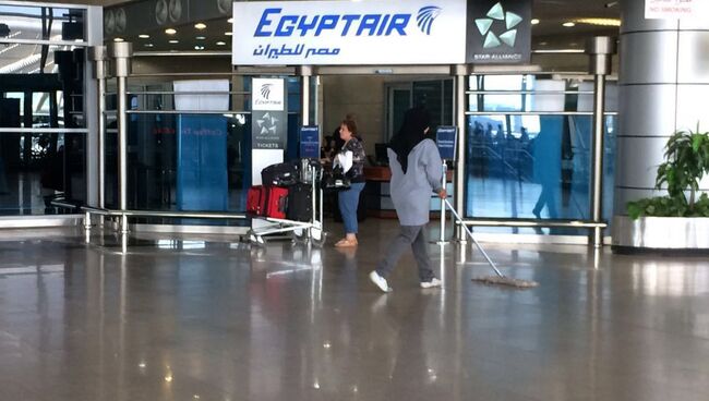 Логотип авиакомпании EgyptAir в аэропорту Каира, Египет. 19 мая 2016