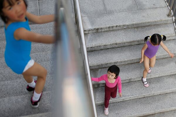 Ученицы на лестнице после занятий в спортивной олимпийской школе в Шанхае, Китай