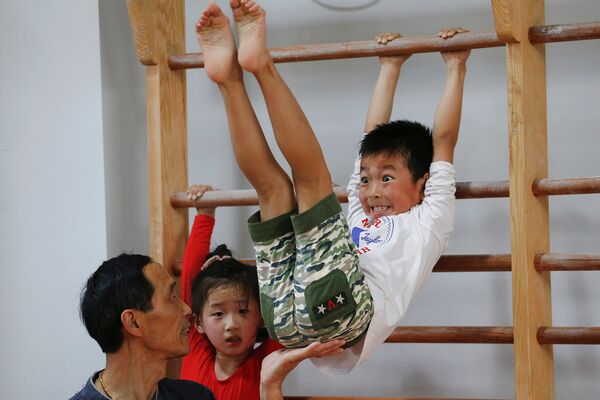 Занятия в олимпийской спортивной школе в Шанхае, Китай