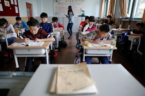 Ученики олимпийской спортивной школы во время занятий в классе. Шанхай, Китай