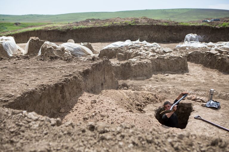 На месте будущей дороги, ведущей к Крымскому мосту