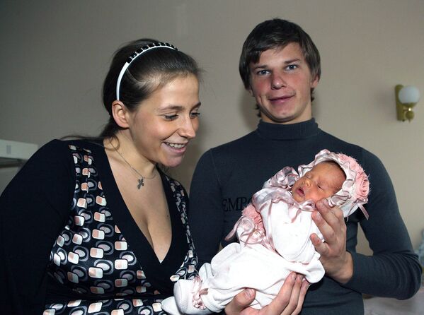 Футболист Андрей Аршавин с женой Юлией и дочерью Алиной