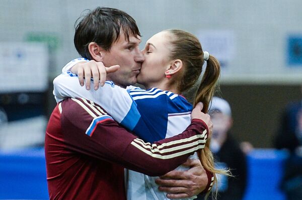 Игрок сборной России Егор Титов поздравляет дочь с днем рождения
