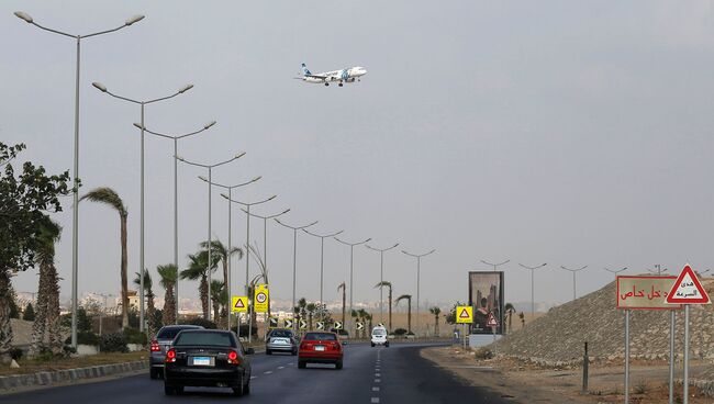 Самолет авиакомпании EgyptAir готовится совершить посадку в аэропорту Каира, Египет. Архивное фото
