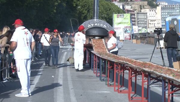 Итальянские повара в погоне за рекордом испекли пиццу длиной 1860 метров