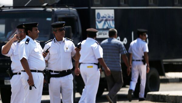 Сотрудников службы безопасности возле здания авиакомпании Egyptair. 19 мая 2016