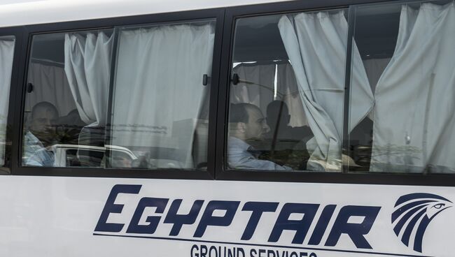 Родственники пассажиров самолета EgyptAir MS804 летевшего из Парижа в Каир в аэропорту Каира