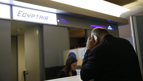 Стойка компании EgyptAir в парижском аэропорту Шарль-де-Голль
