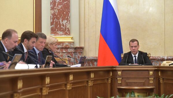 Председатель правительства РФ Дмитрий Медведев (справа) проводит заседание кабинета министров РФ в Доме правительства РФ