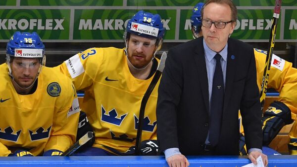 Главный тренер сборной Швеции Пер Мортс в матче группового этапа чемпионата мира по хоккею между сборными командами России и Швеции