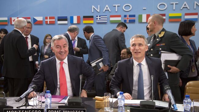 Премьер-министр Черногории Мило Джуканович и генсек НАТО Йенс Столтенберг во время церемонии подписания протокола о вступлении Черногории в НАТО. Архивное фото