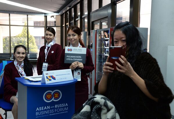 Волонтеры встречает участников Делового форума Россия - АСЕАН в международном аэропорту Сочи