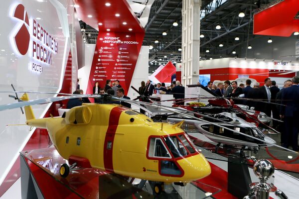 Модели вертолетов на стенде Вертолеты России на IX Международной выставке вертолетной индустрии HeliRussia 2016 в Москве