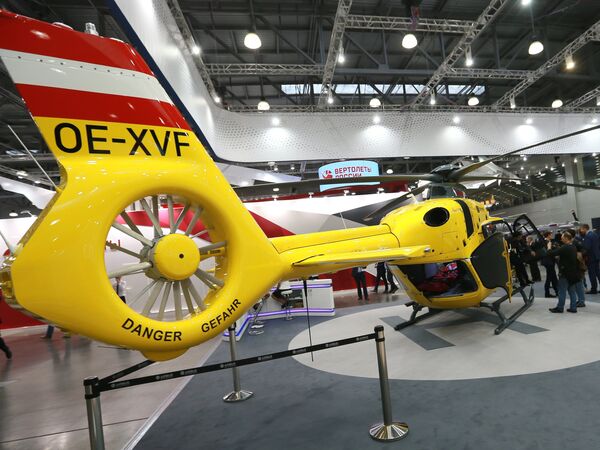 Вертолет H-135 концерна Airbus Helicopters на IX Международной выставке вертолетной индустрии HeliRussia 2016 в выставочном центре Крокус Экспо в Москве