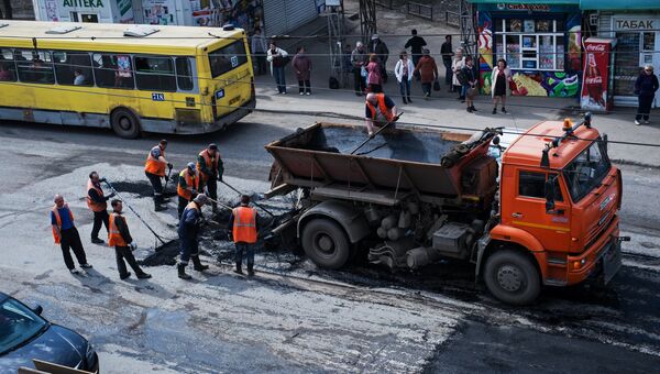 Рабочие во время ремонта дорожного покрытия на улице Кирова в Омске. Архивное фото