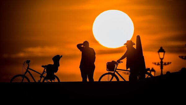 Велосипедисты на закате. Архивное фото