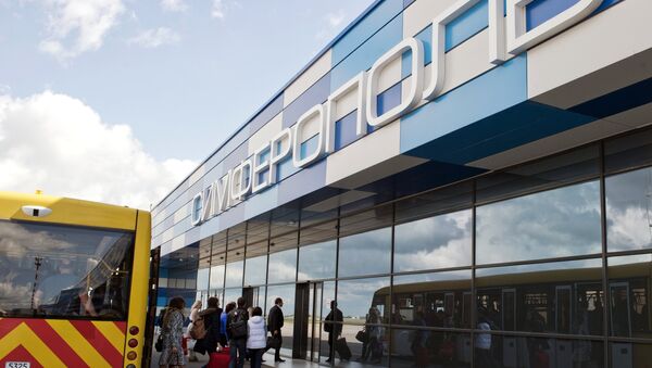Автобус доставляет пассажиров в зал прилета международного аэропорта Симферополь
