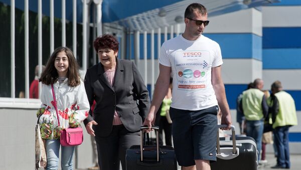 Туристы, прибывшие на отдых в Крым, в международном аэропорту Симферополь. Архивное фото