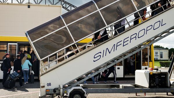 Пассажиры у трапа самолета в международном аэропорту Симферополь