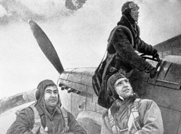 Летчики готовятся к боевому вылету. Крайний слева - Герой Советского Союза летчик Алексей Маресьев Летчики готовятся к боевому вылету. Крайний слева - Герой Советского Союза летчик Алексей Маресьев