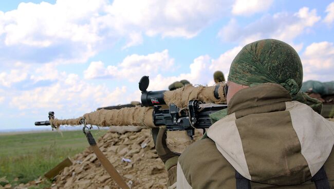 Военнослужащие Народной милиции ЛНР ведут наблюдение на позициях близ линии соприкосновения в Донбассе. Архивное фото